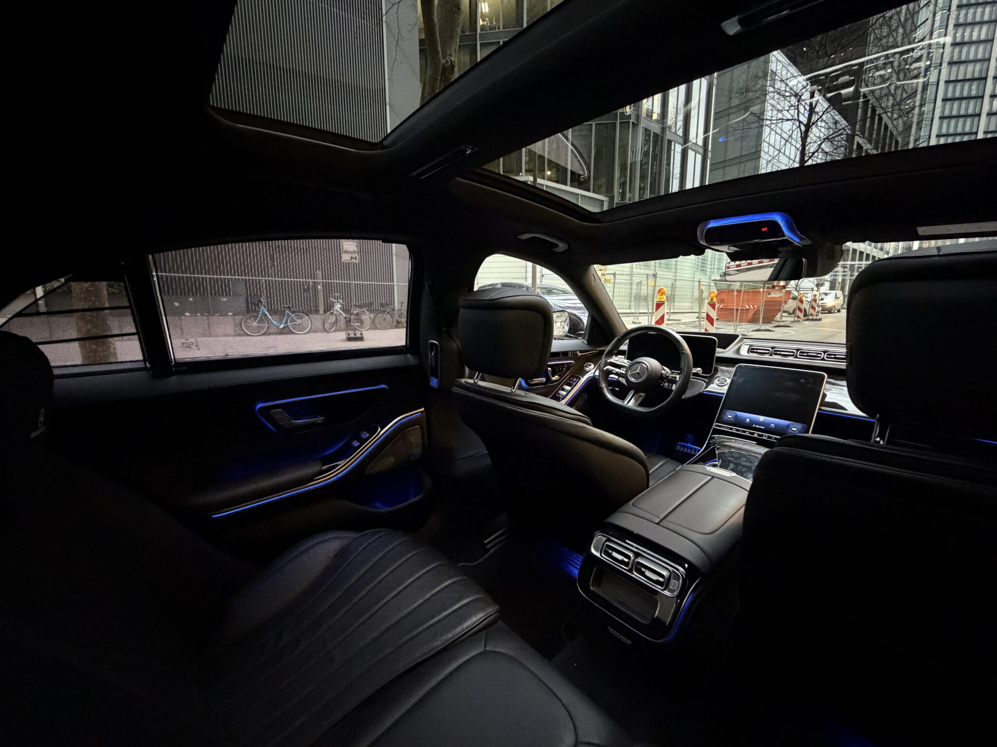 Diskreter Chauffeurservice im Premium-Fahrzeug